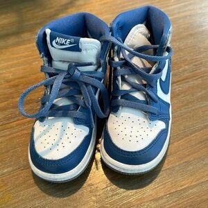 Kids Nike shoes gently worn
